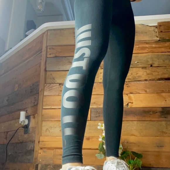 Nike Leggings 🛸 - Picture 2 of 5